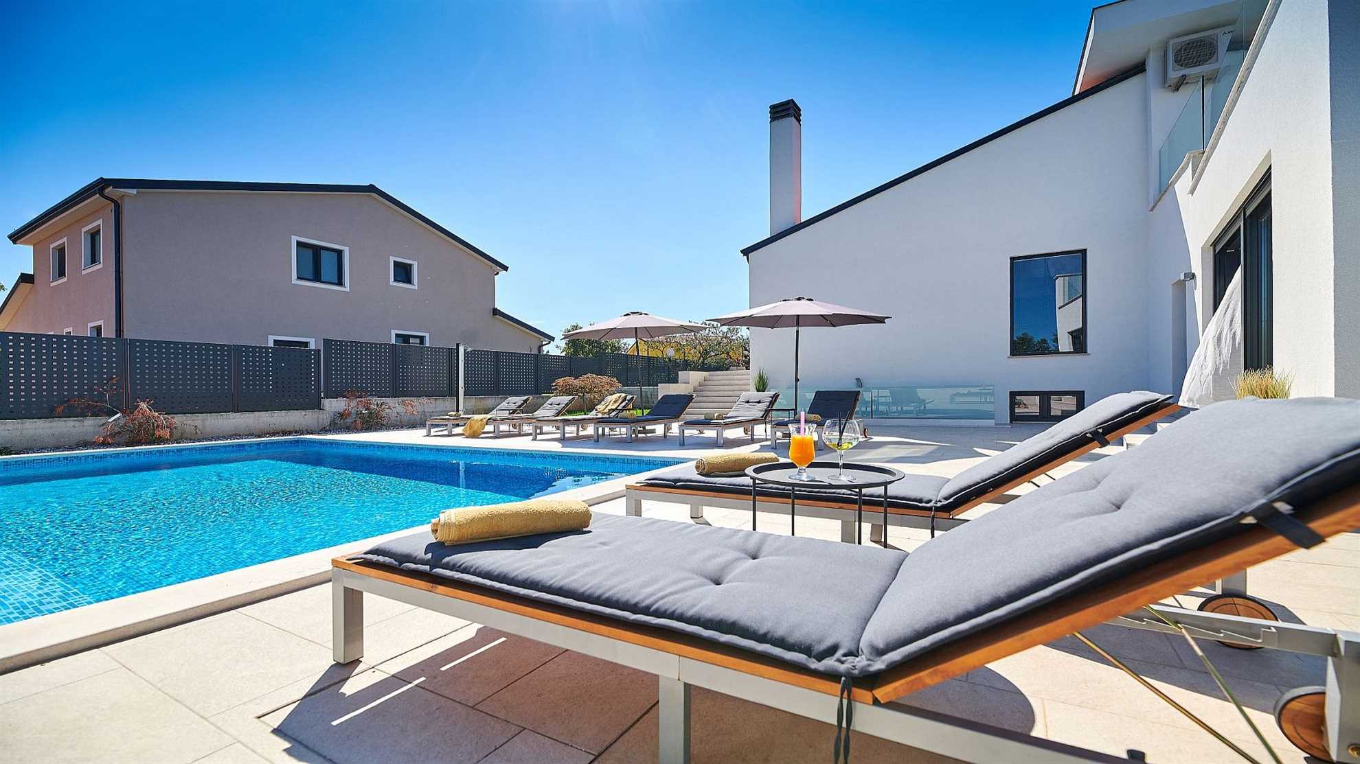 Beautiful luxurious poolside villa near Buje