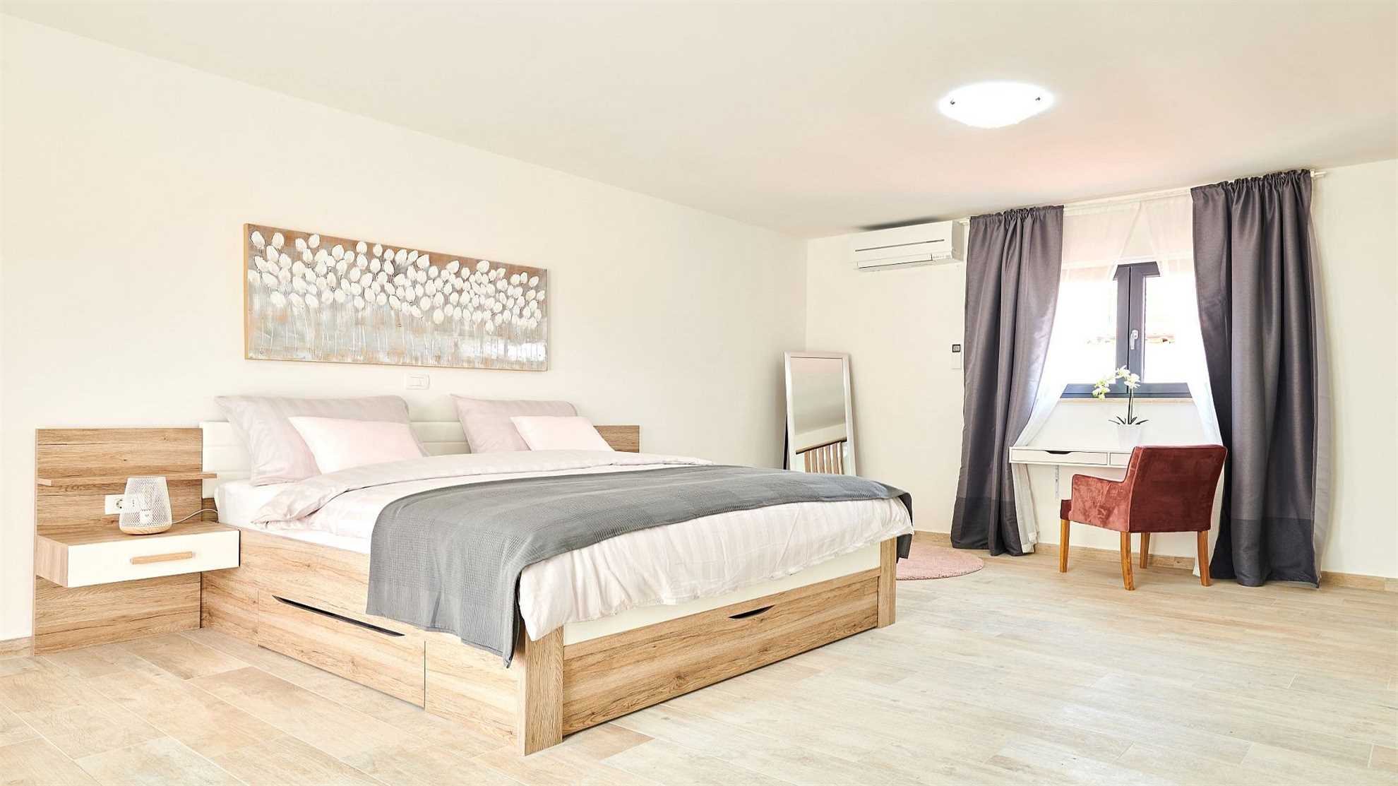 Beautiful luxurious poolside villa near Buje