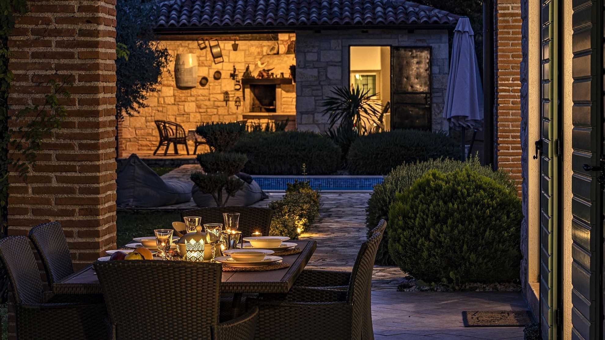 Lovely poolside villa with beautiful garden in Tinjan