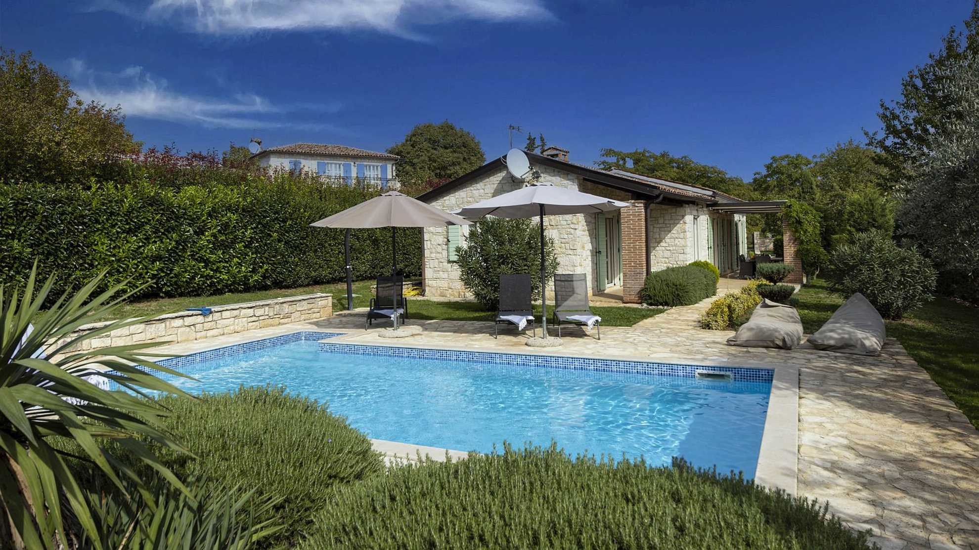 Lovely poolside villa with beautiful garden in Tinjan