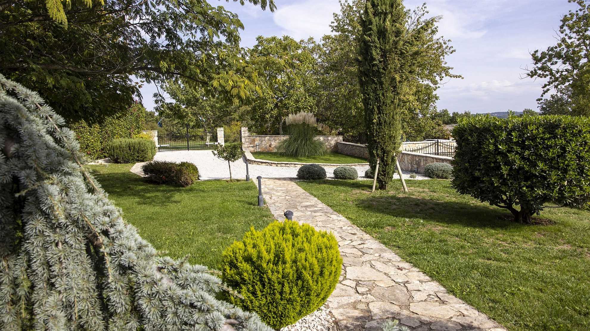 Lovely poolside villa with beautiful garden in Tinjan