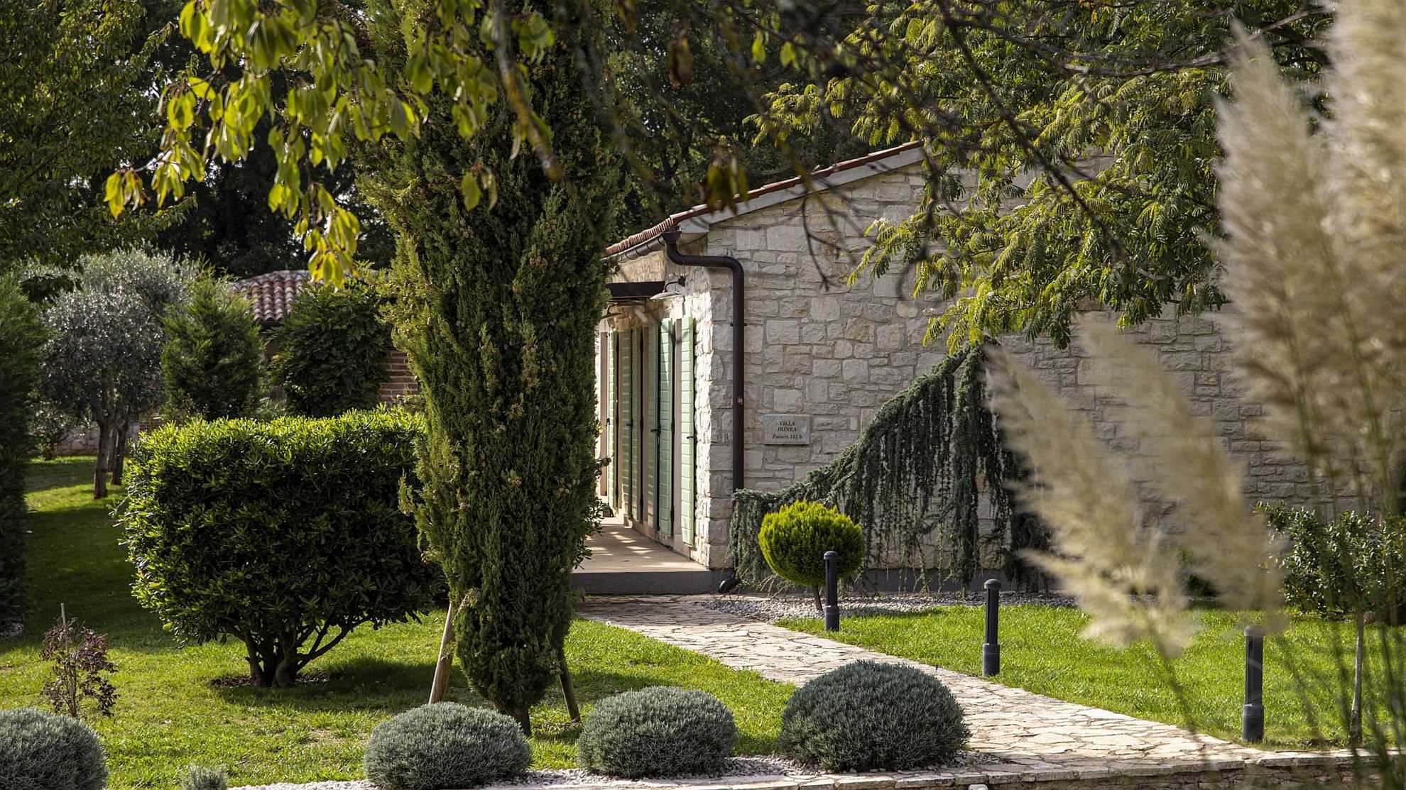 Lovely poolside villa with beautiful garden in Tinjan