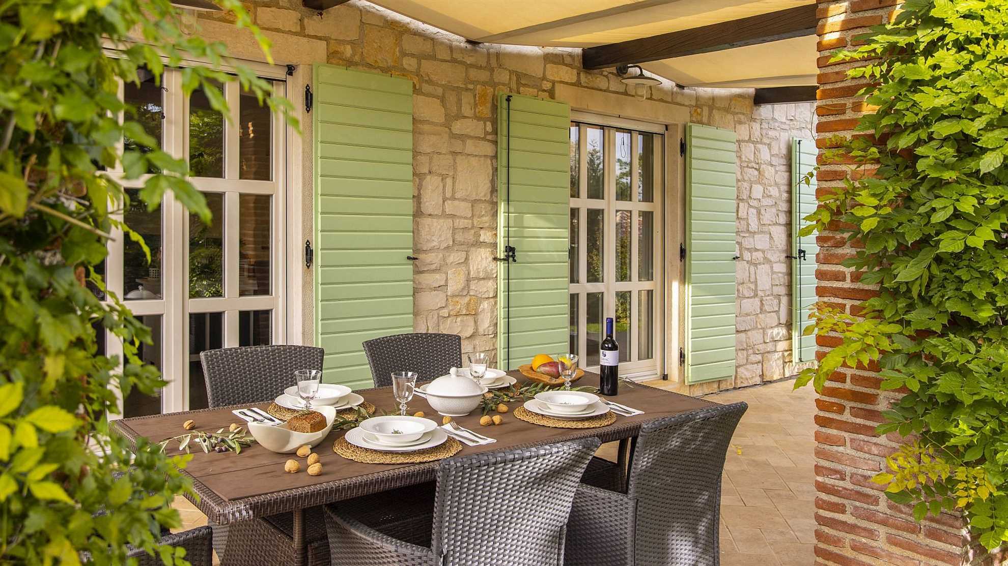 Lovely poolside villa with beautiful garden in Tinjan