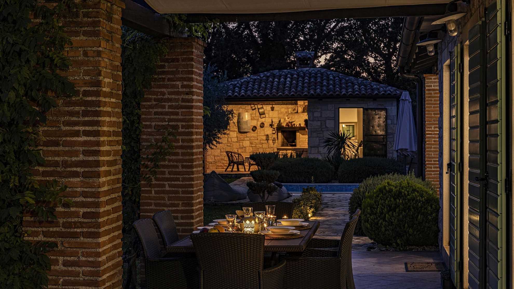 Lovely poolside villa with beautiful garden in Tinjan