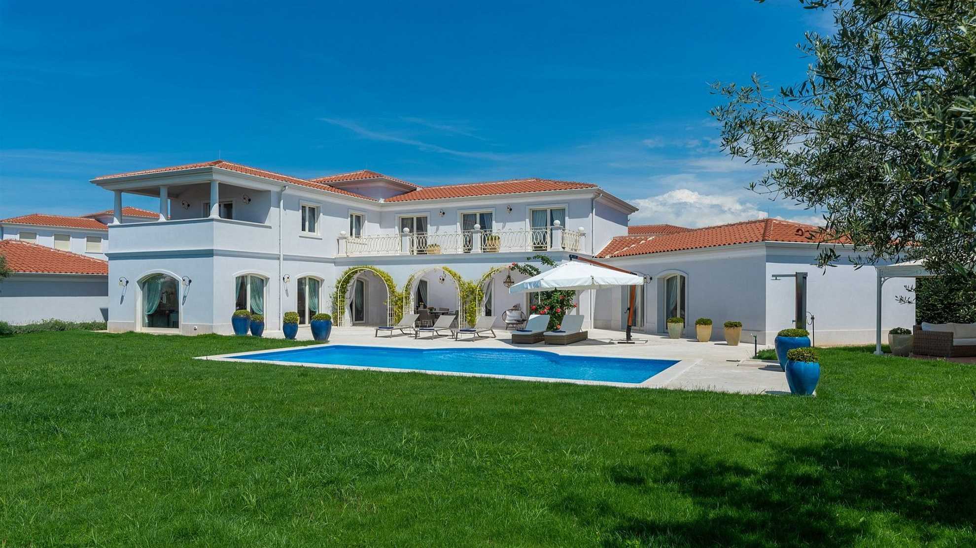 A modern villa in Vabriga with a pool and a graden