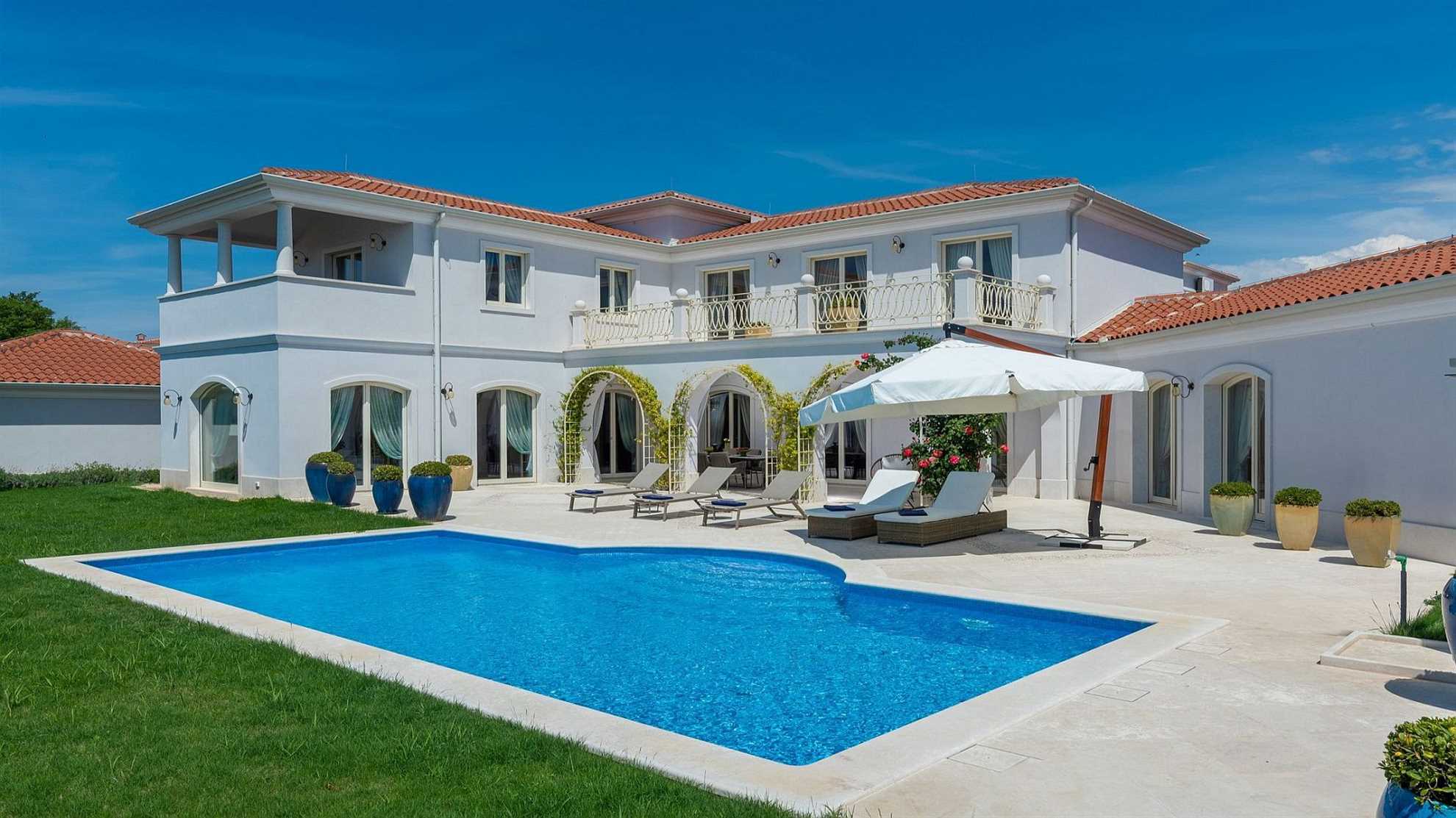 A modern villa in Vabriga with a pool and a graden
