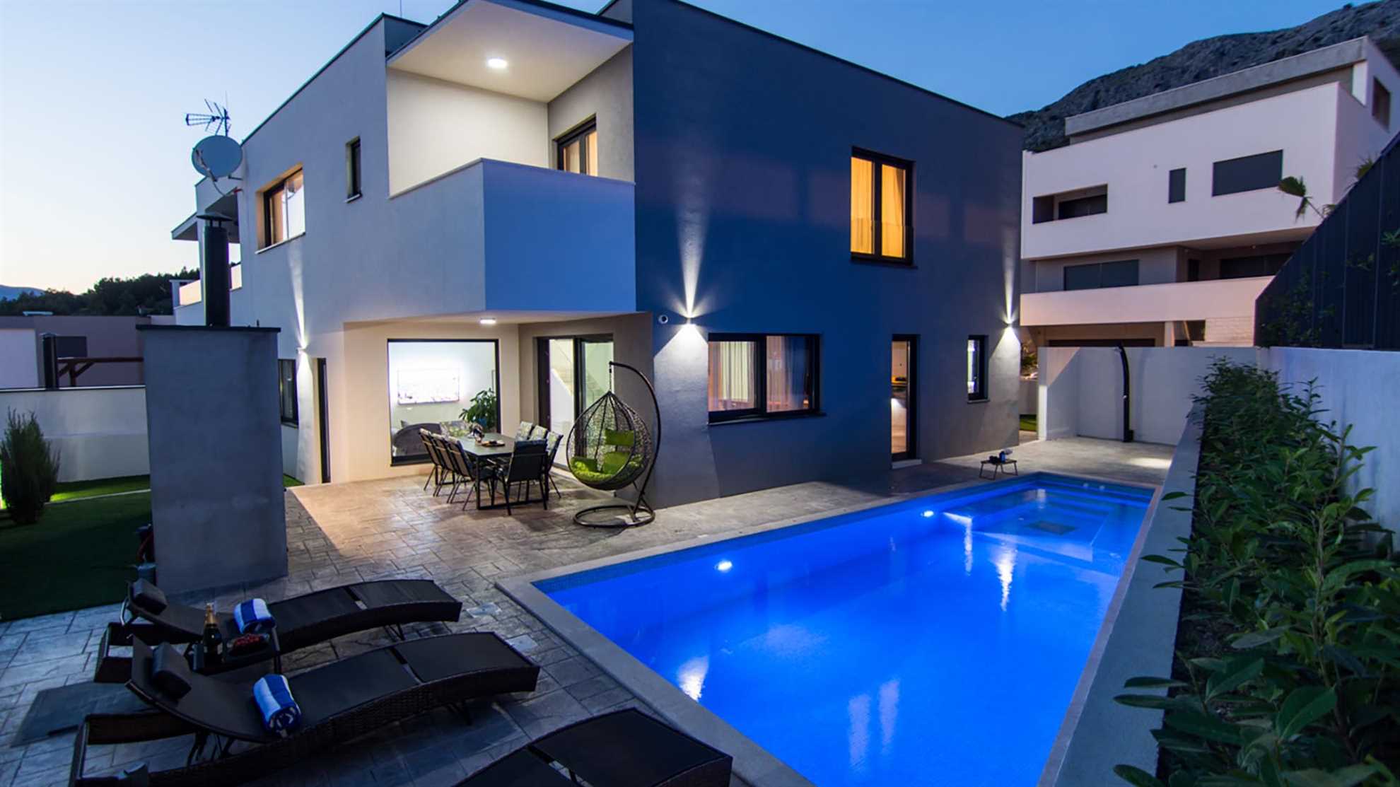 Luxurious villa with heated pool near Split