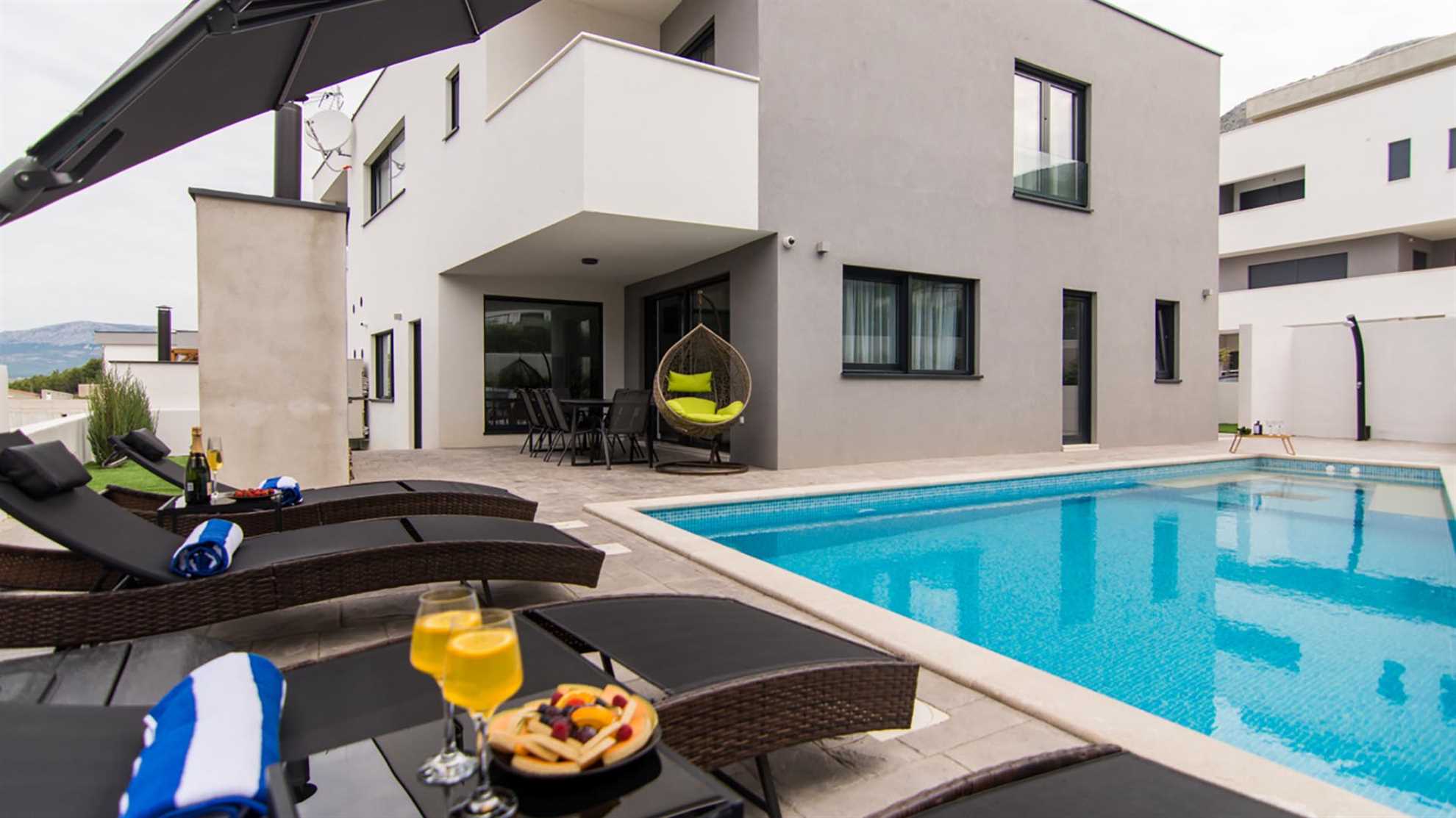 Luxurious villa with heated pool near Split