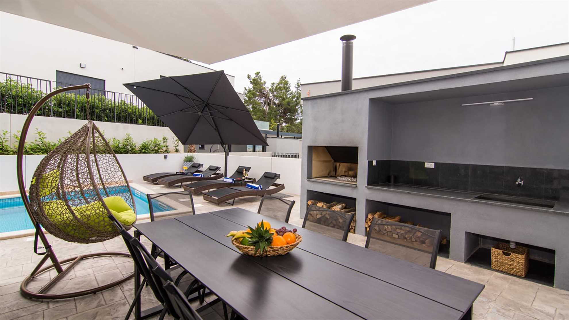 Luxurious villa with heated pool near Split