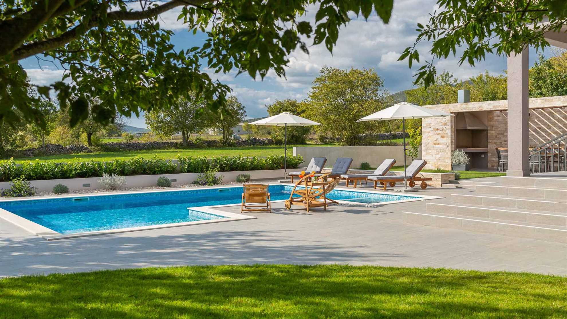 Modern villa with beautiful garden and swimming pool in Sičani