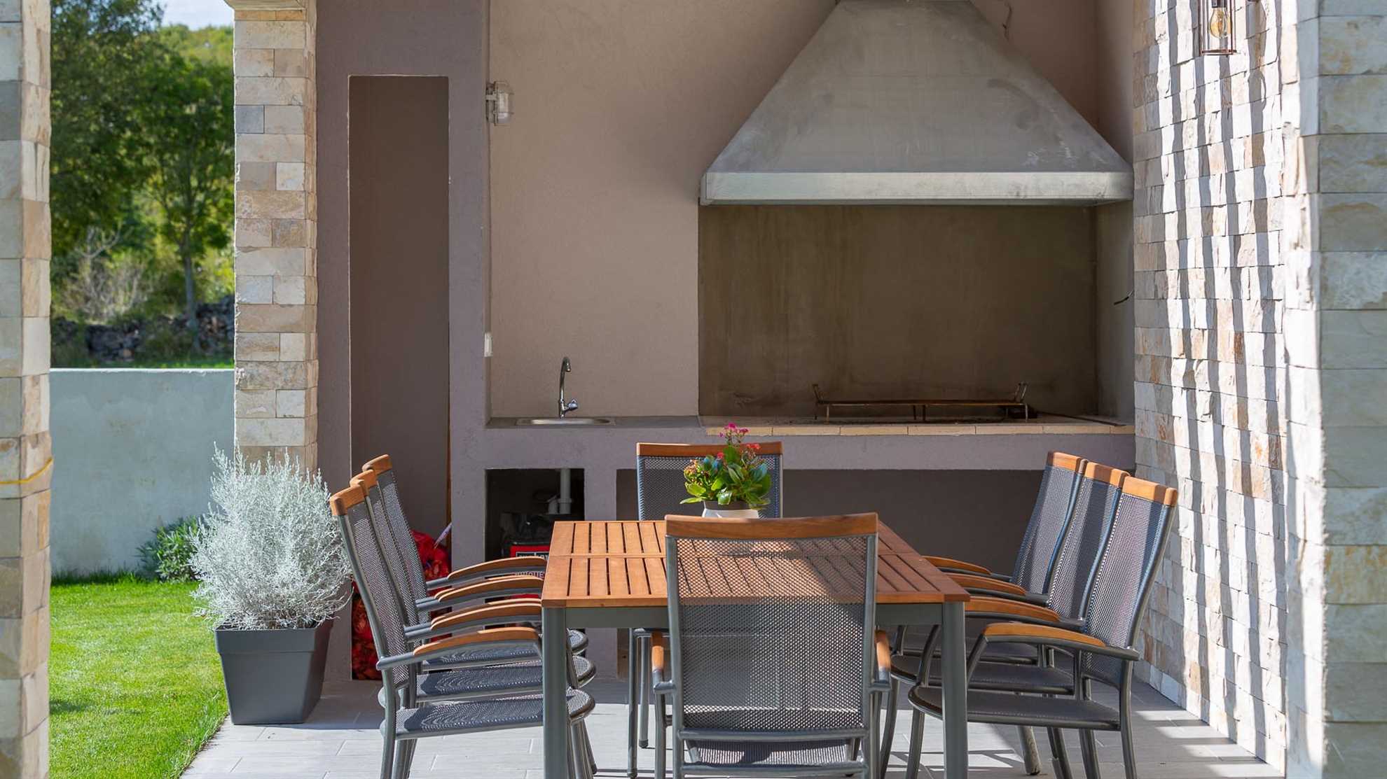 Modern villa with beautiful garden and swimming pool in Sičani