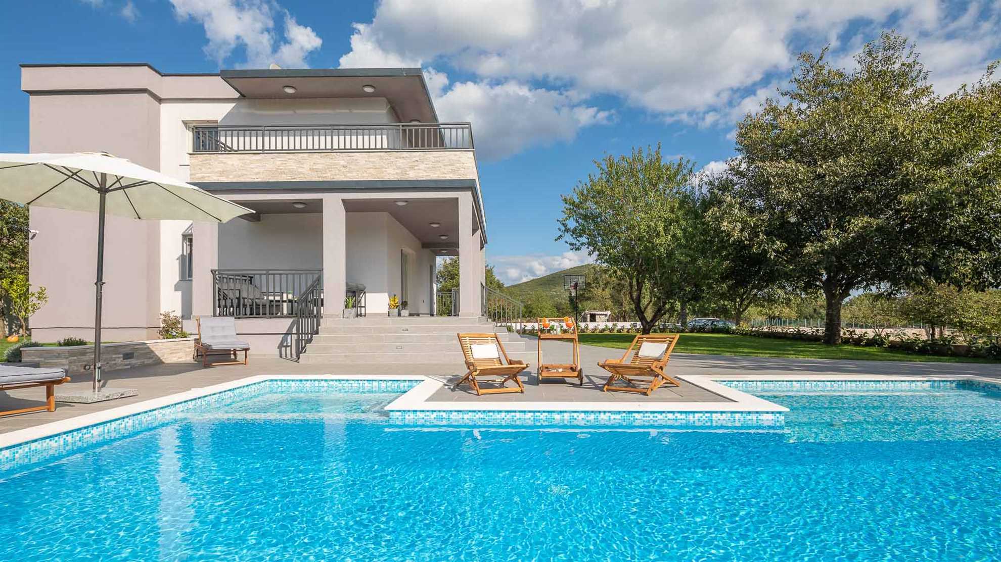 Modern villa with beautiful garden and swimming pool in Sičani