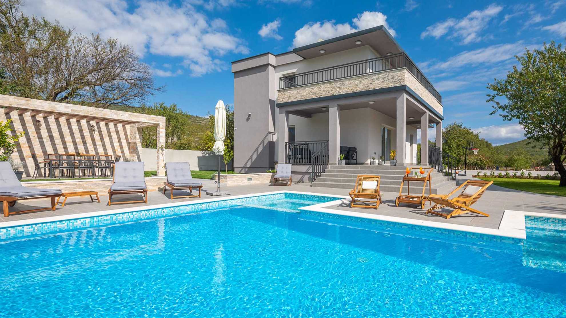 Modern villa with beautiful garden and swimming pool in Sičani