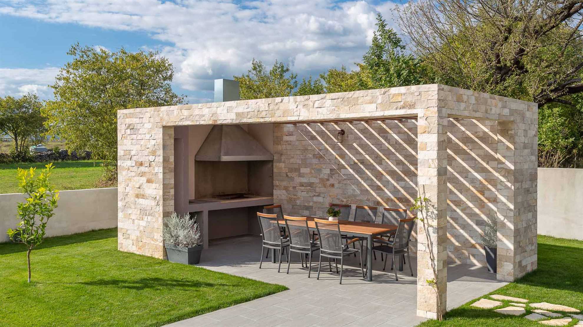 Modern villa with beautiful garden and swimming pool in Sičani