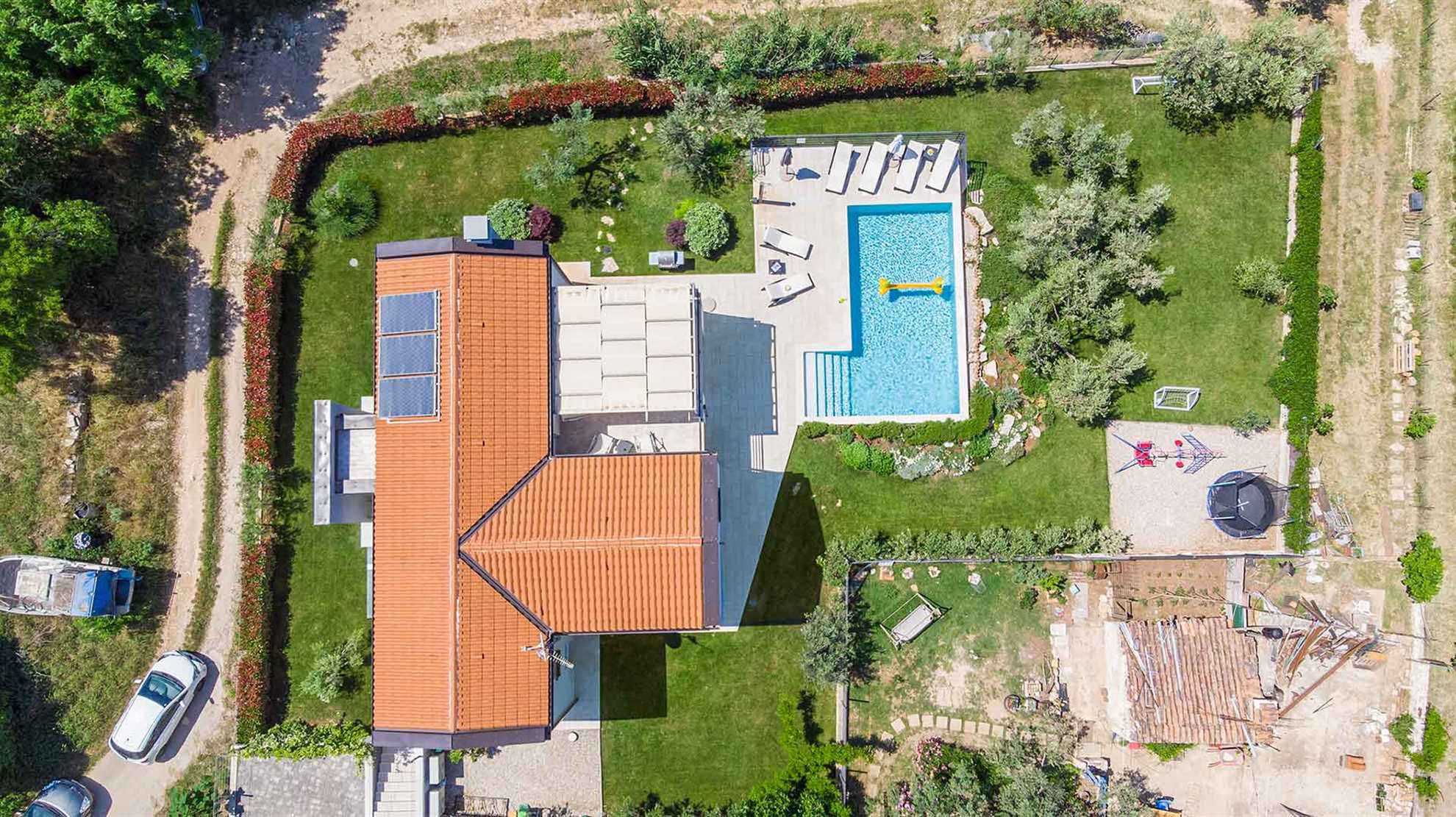 Charming poolside villa with jacuzzi in Pula
