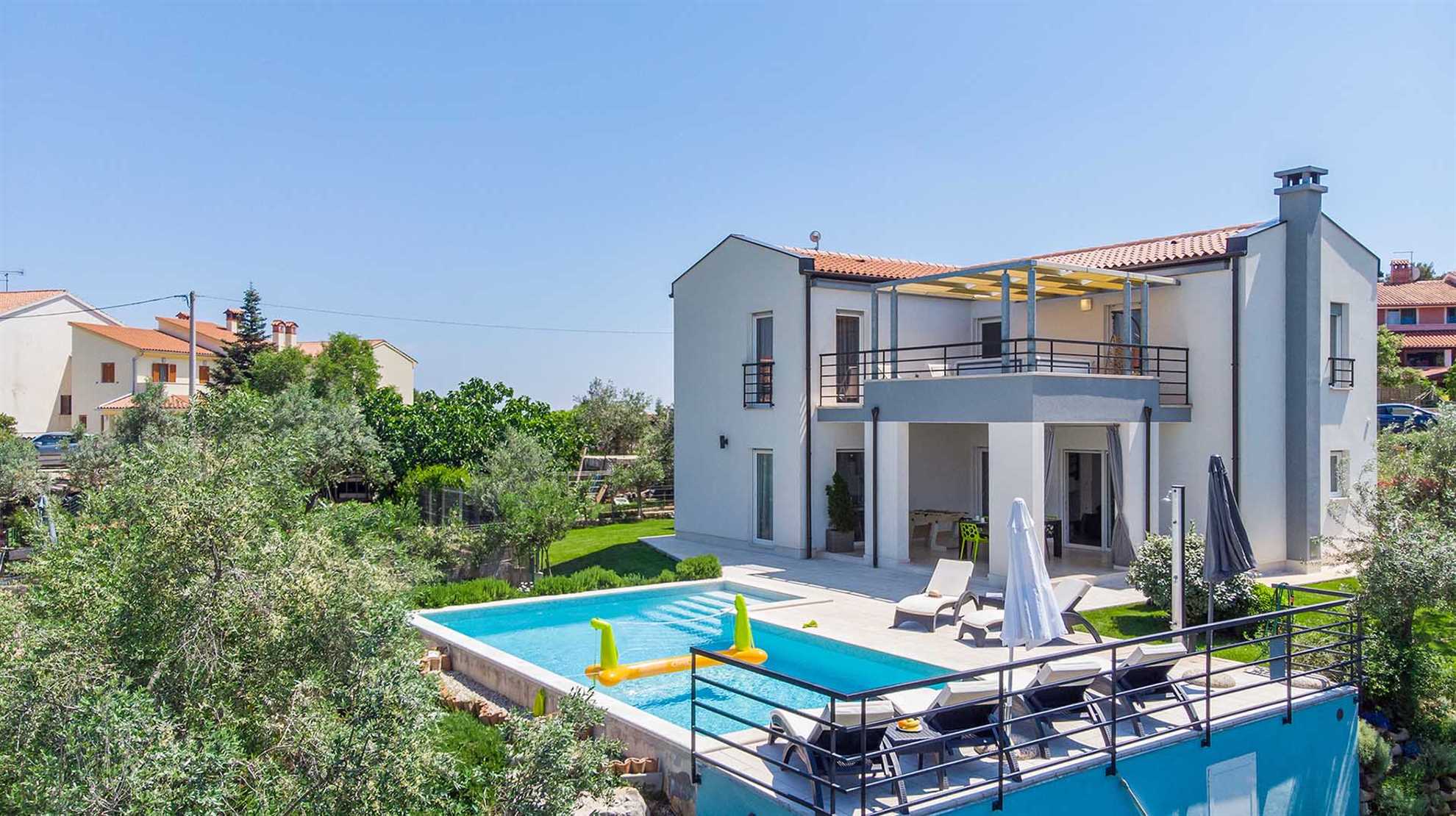 Charming poolside villa with jacuzzi in Pula