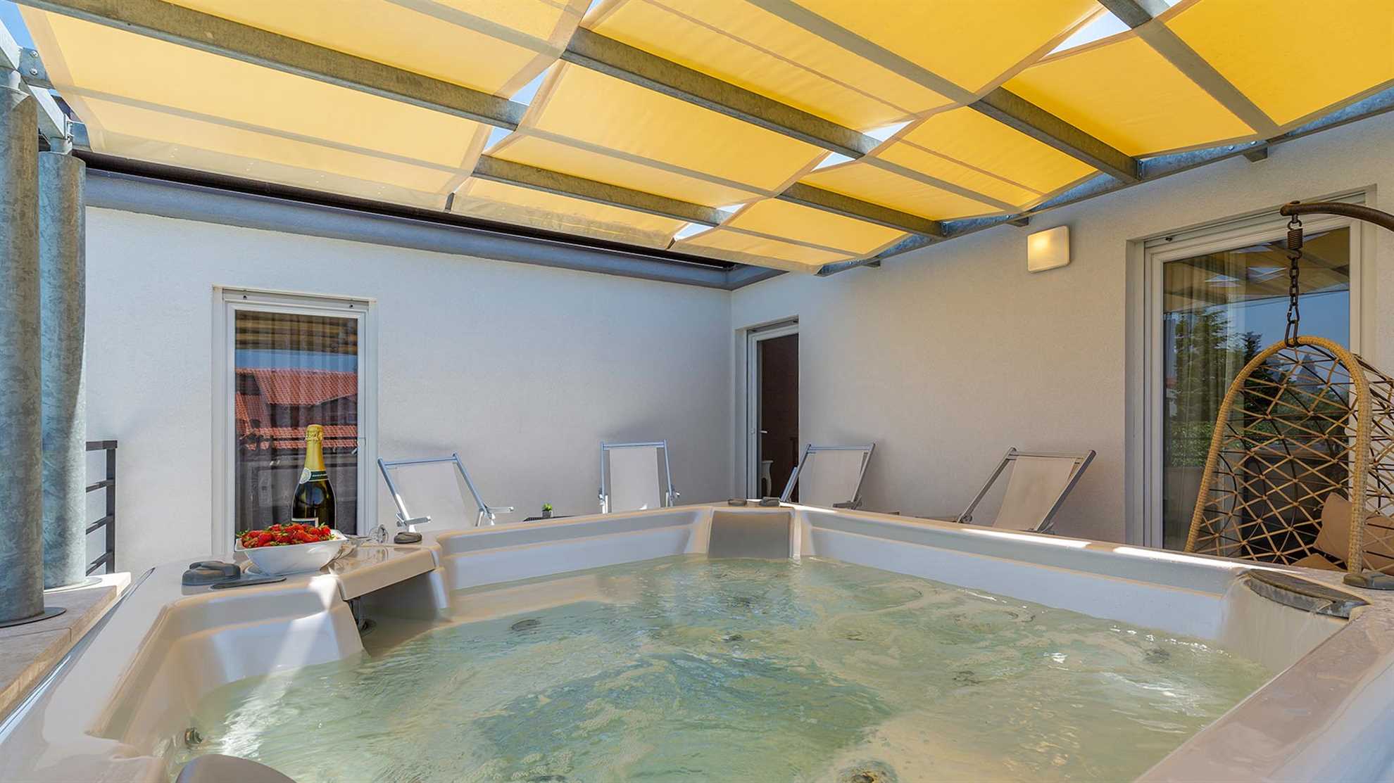 Charming poolside villa with jacuzzi in Pula