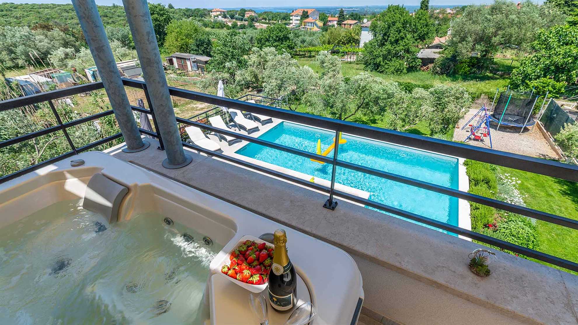 Charming poolside villa with jacuzzi in Pula