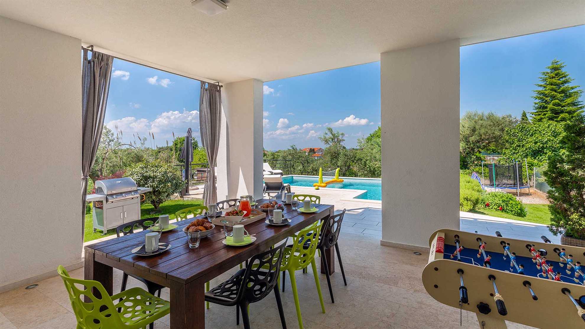 Charming poolside villa with jacuzzi in Pula