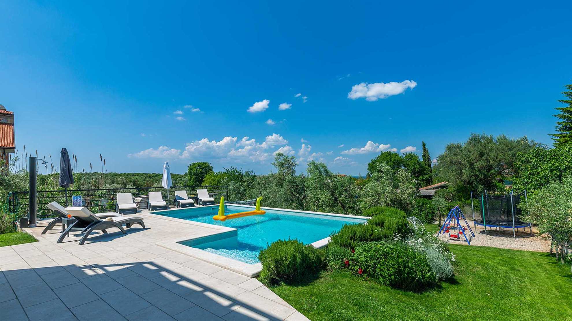 Charming poolside villa with jacuzzi in Pula