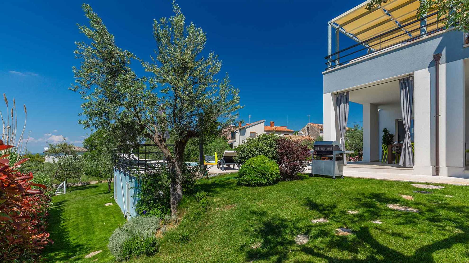 Charming poolside villa with jacuzzi in Pula