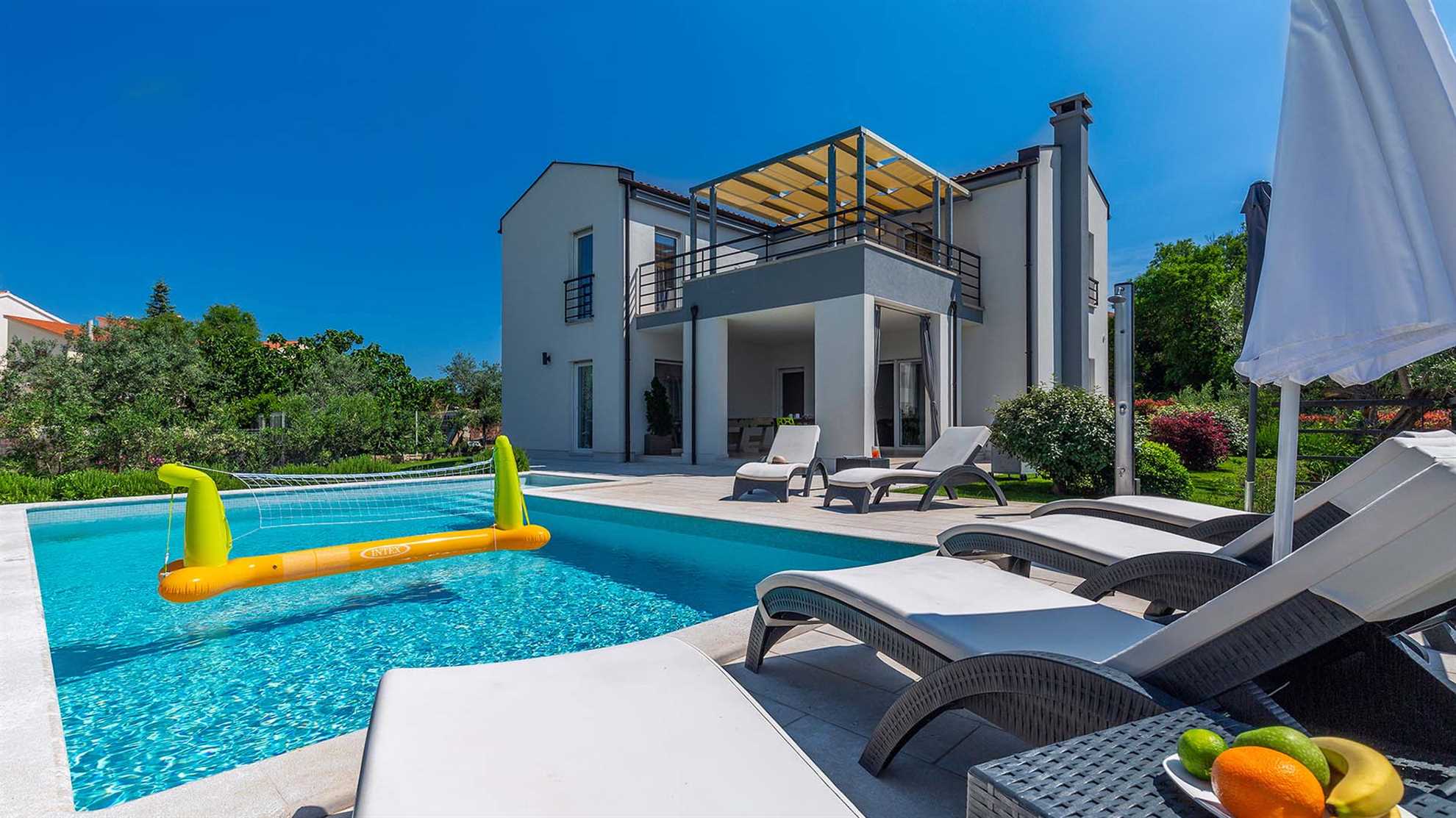 Charming poolside villa with jacuzzi in Pula