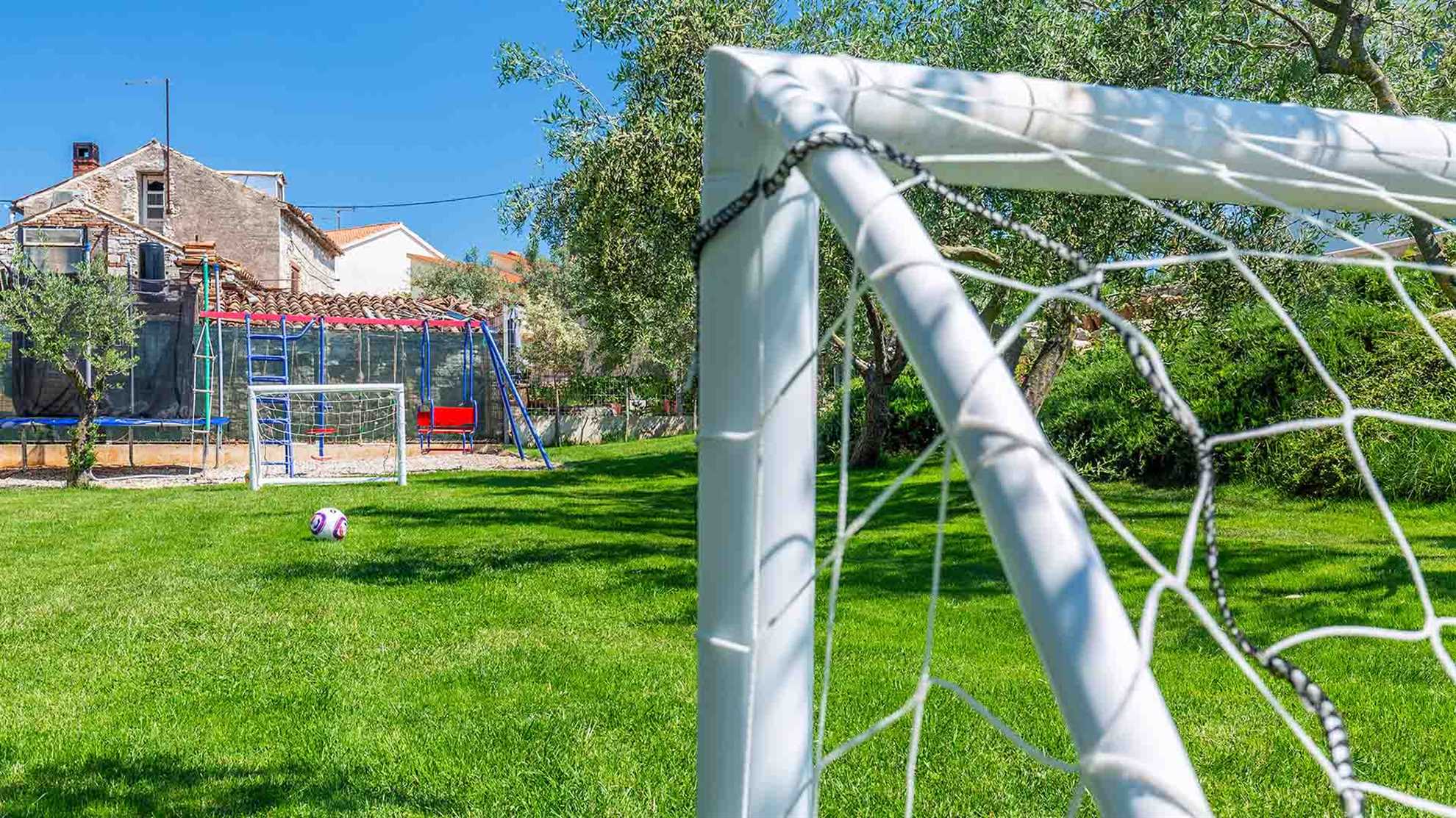 Charming poolside villa with jacuzzi in Pula