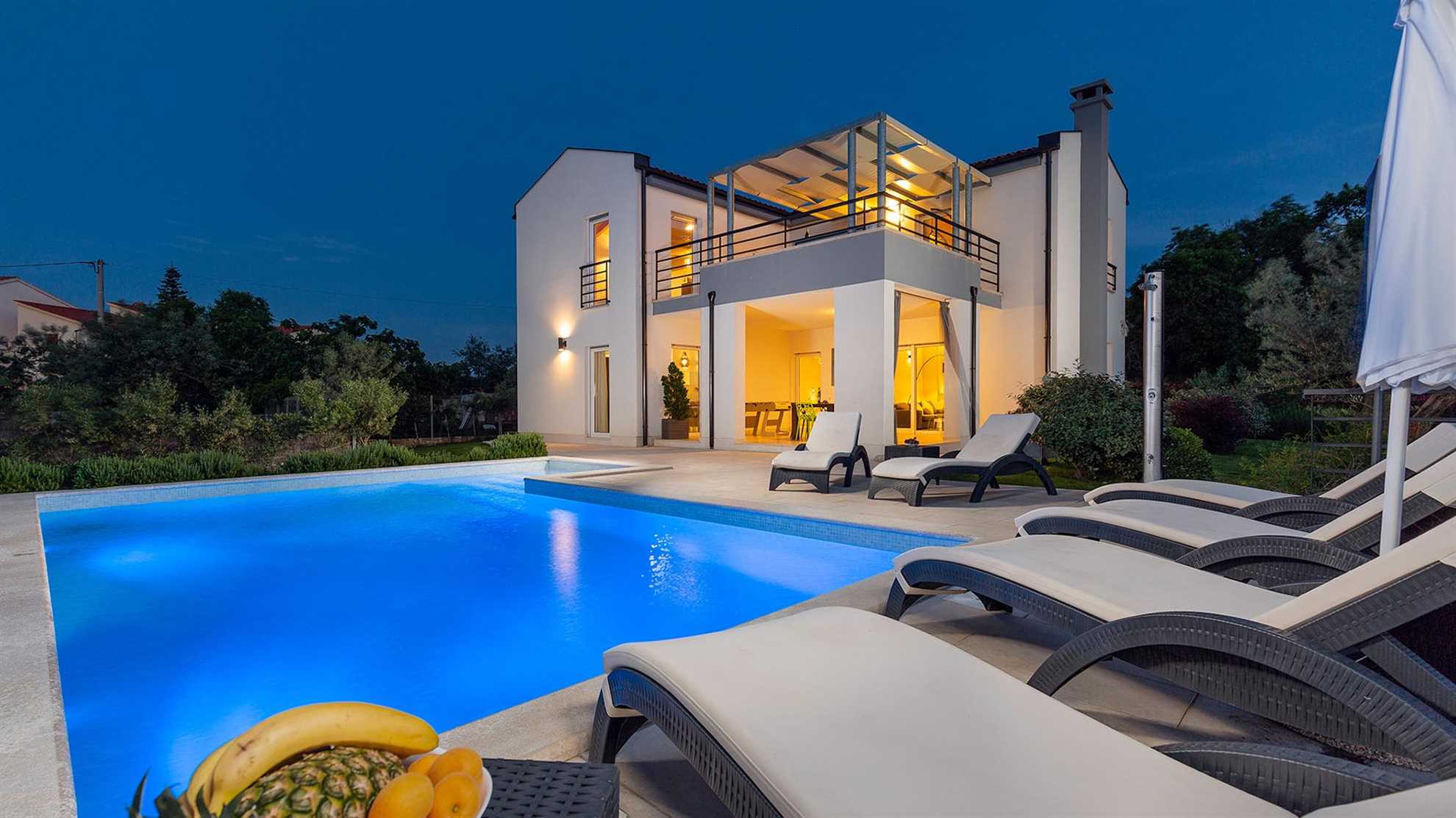 Charming poolside villa with jacuzzi in Pula