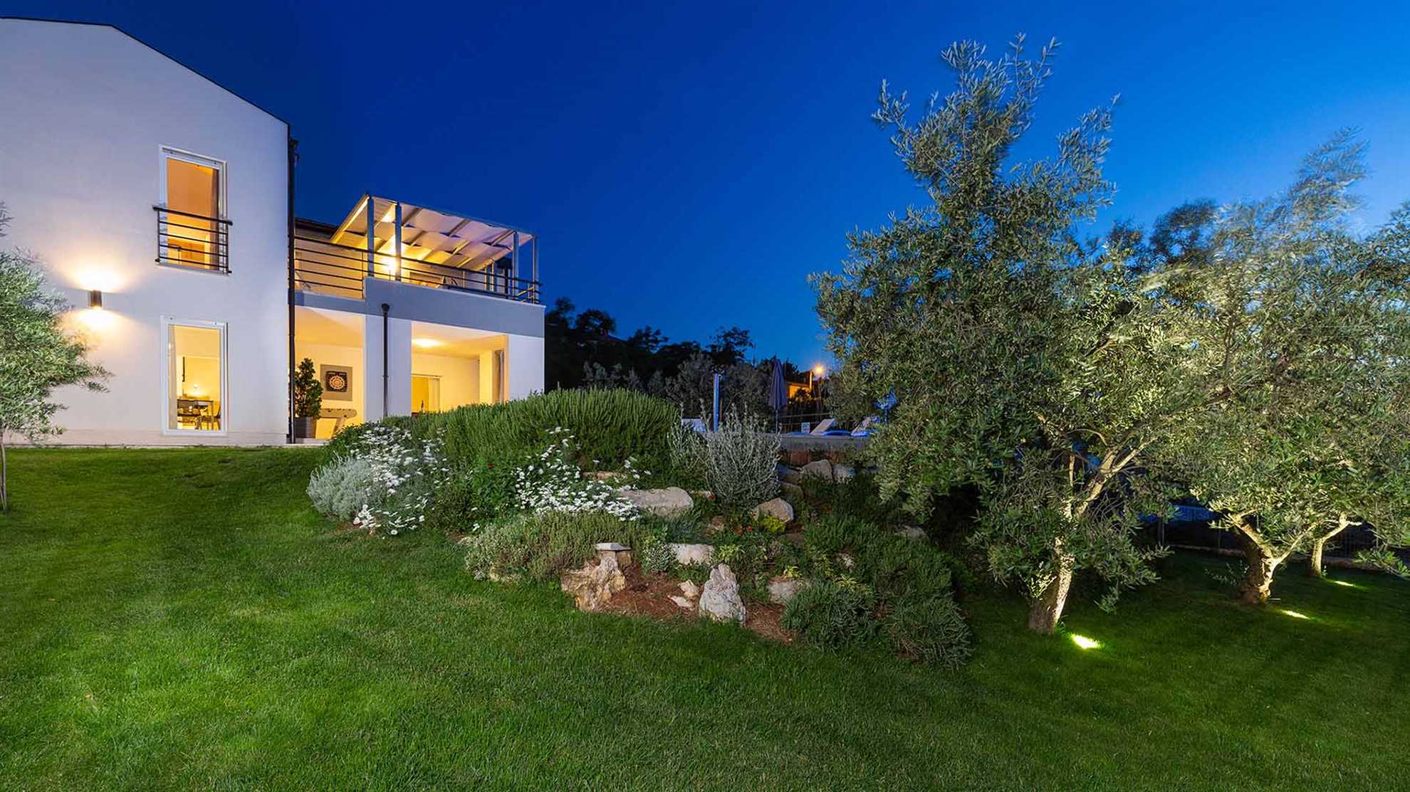 Charming poolside villa with jacuzzi in Pula