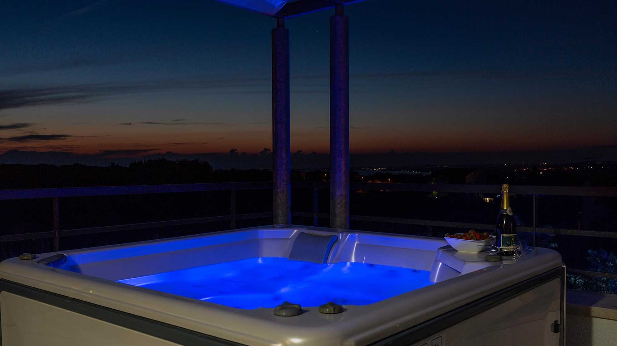 Charming poolside villa with jacuzzi in Pula