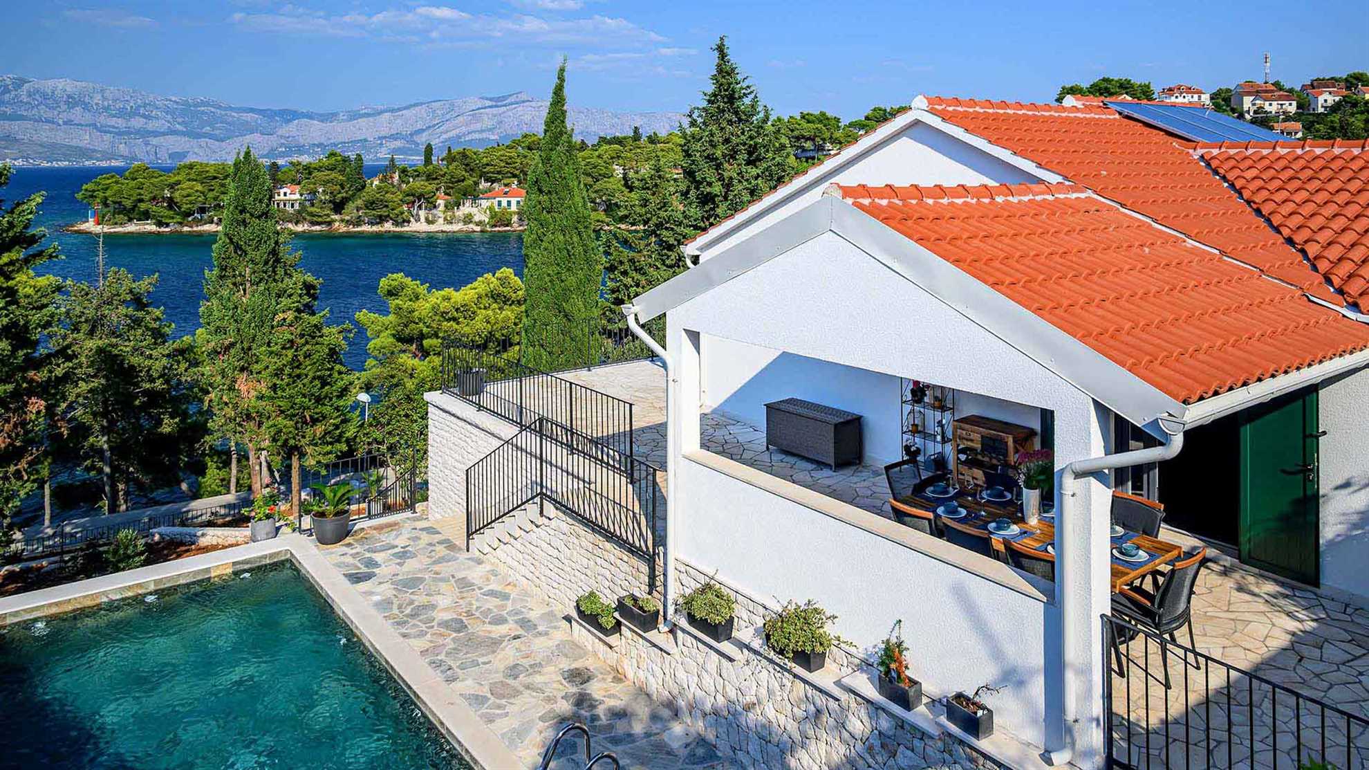 Eco-friendly beachfront villa in Splitska