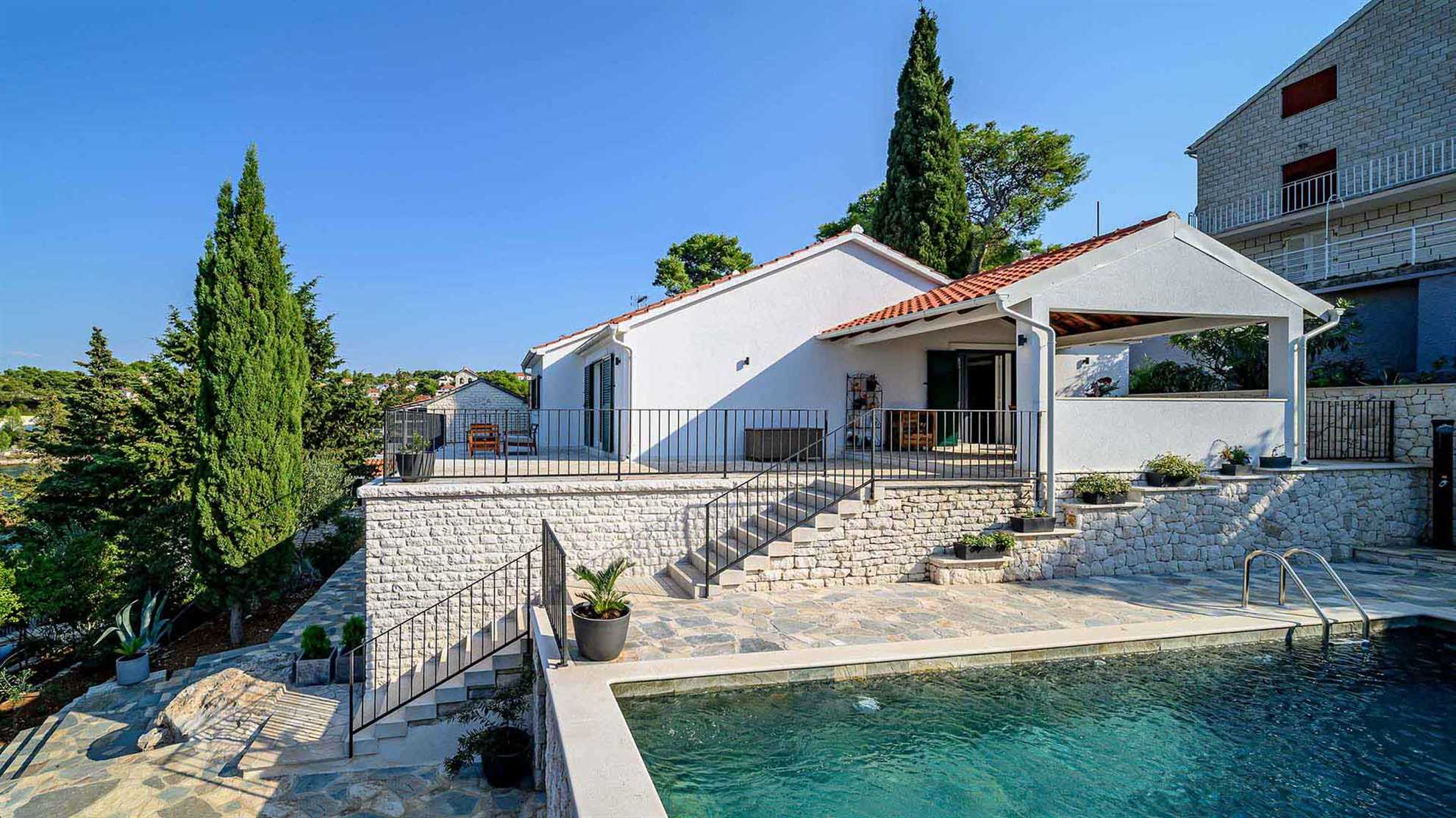 Eco-friendly beachfront villa in Splitska