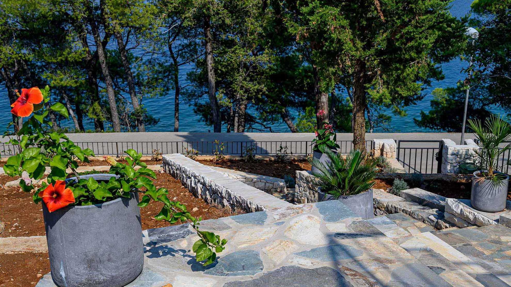 Eco-friendly beachfront villa in Splitska