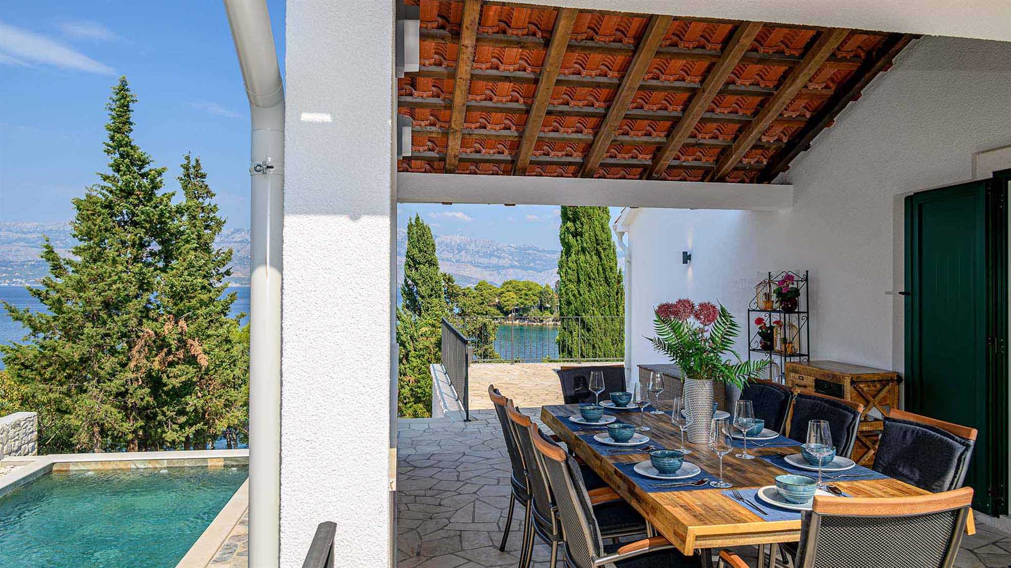 Eco-friendly beachfront villa in Splitska