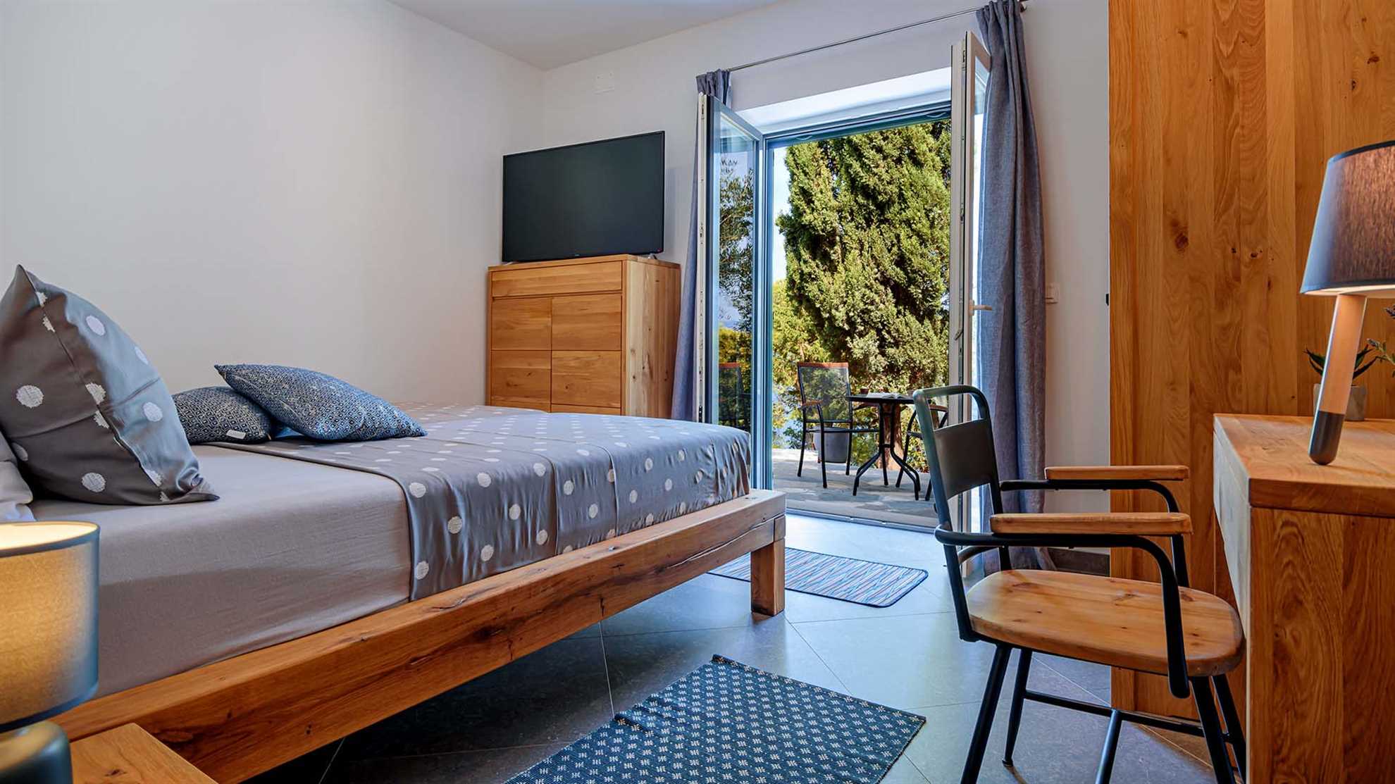 Eco-friendly beachfront villa in Splitska