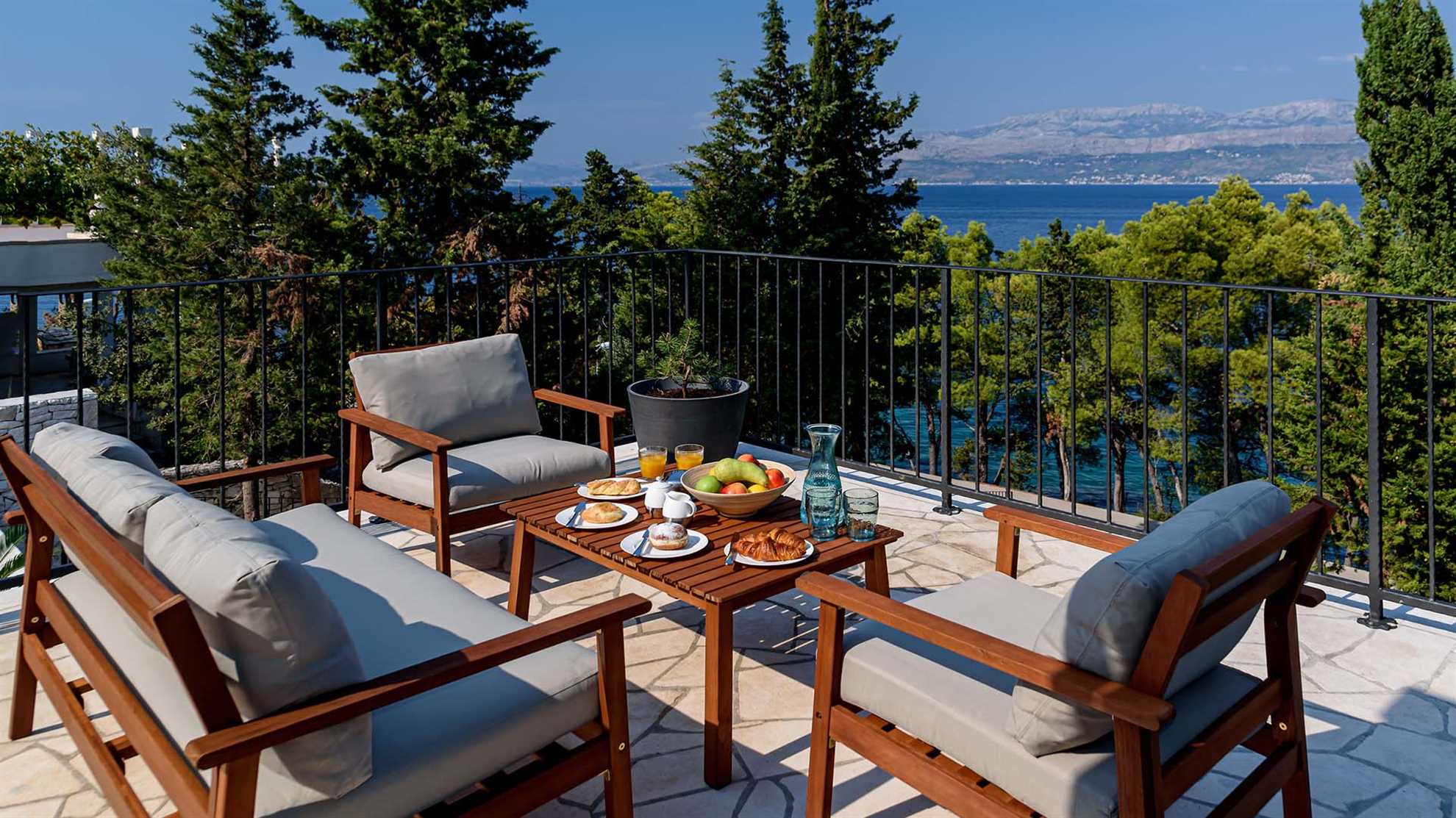 Eco-friendly beachfront villa in Splitska