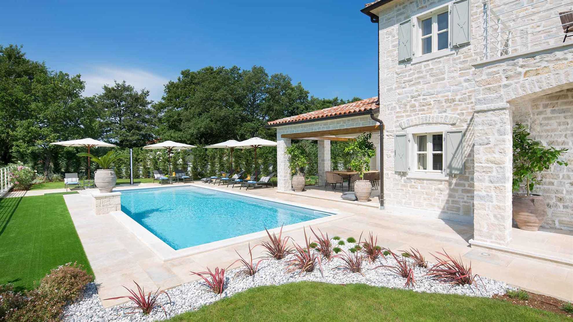 Modern countryside villa with swimming pool in Kanfanar