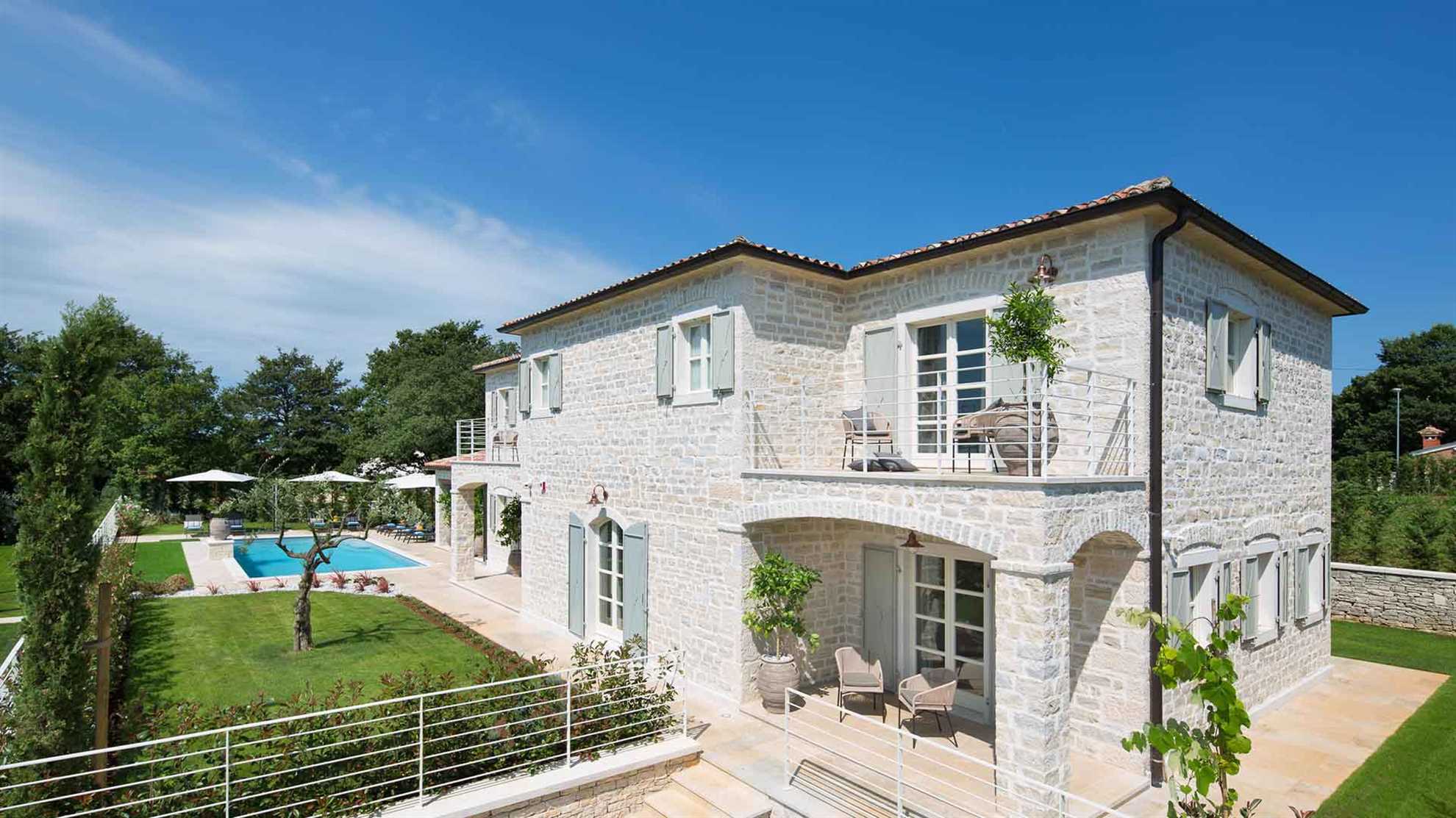 Modern countryside villa with swimming pool in Kanfanar
