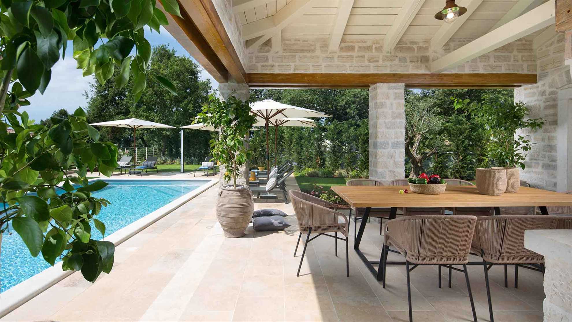 Modern countryside villa with swimming pool in Kanfanar