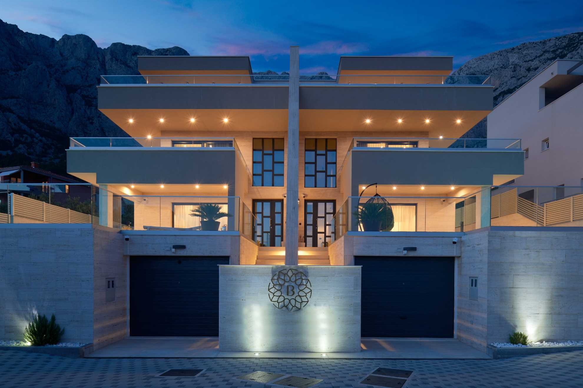 Modern villa with sea view and swimming pool