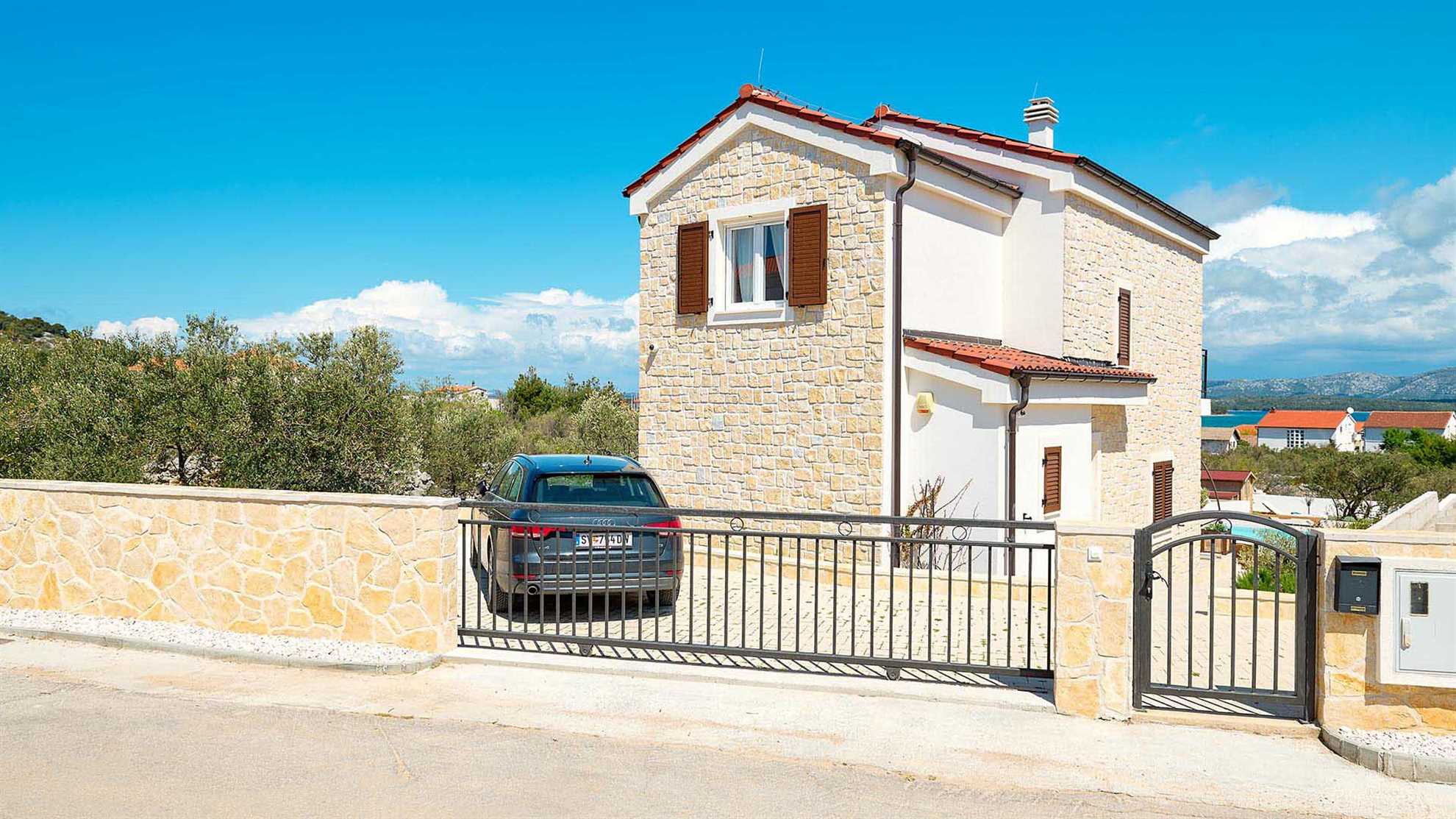 Modern villa with amazing pool in Murter