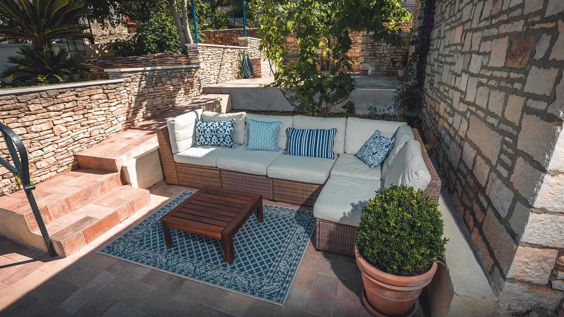 Charming villa with swimming pool in Sutivan
