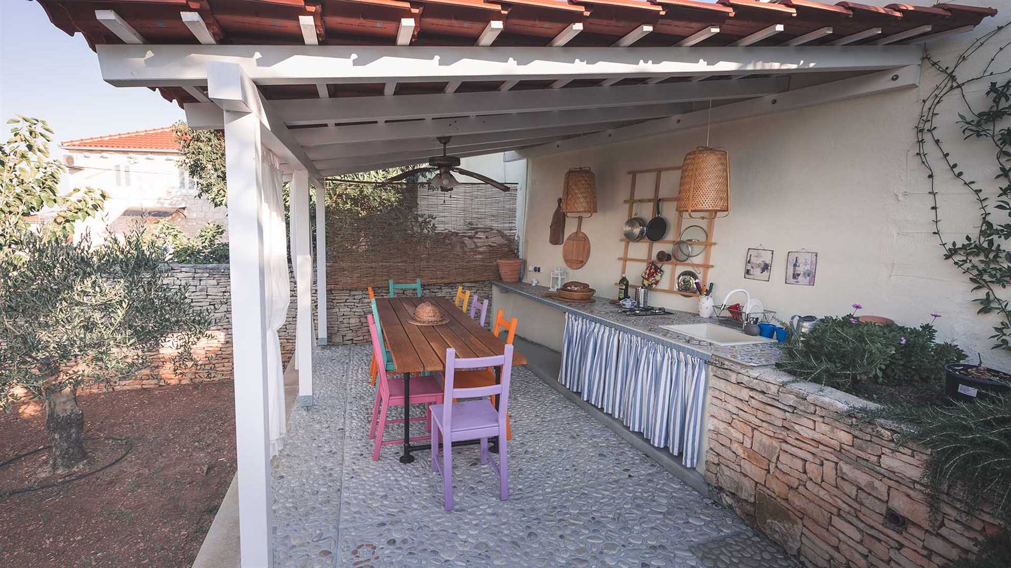 Charming villa with swimming pool in Sutivan