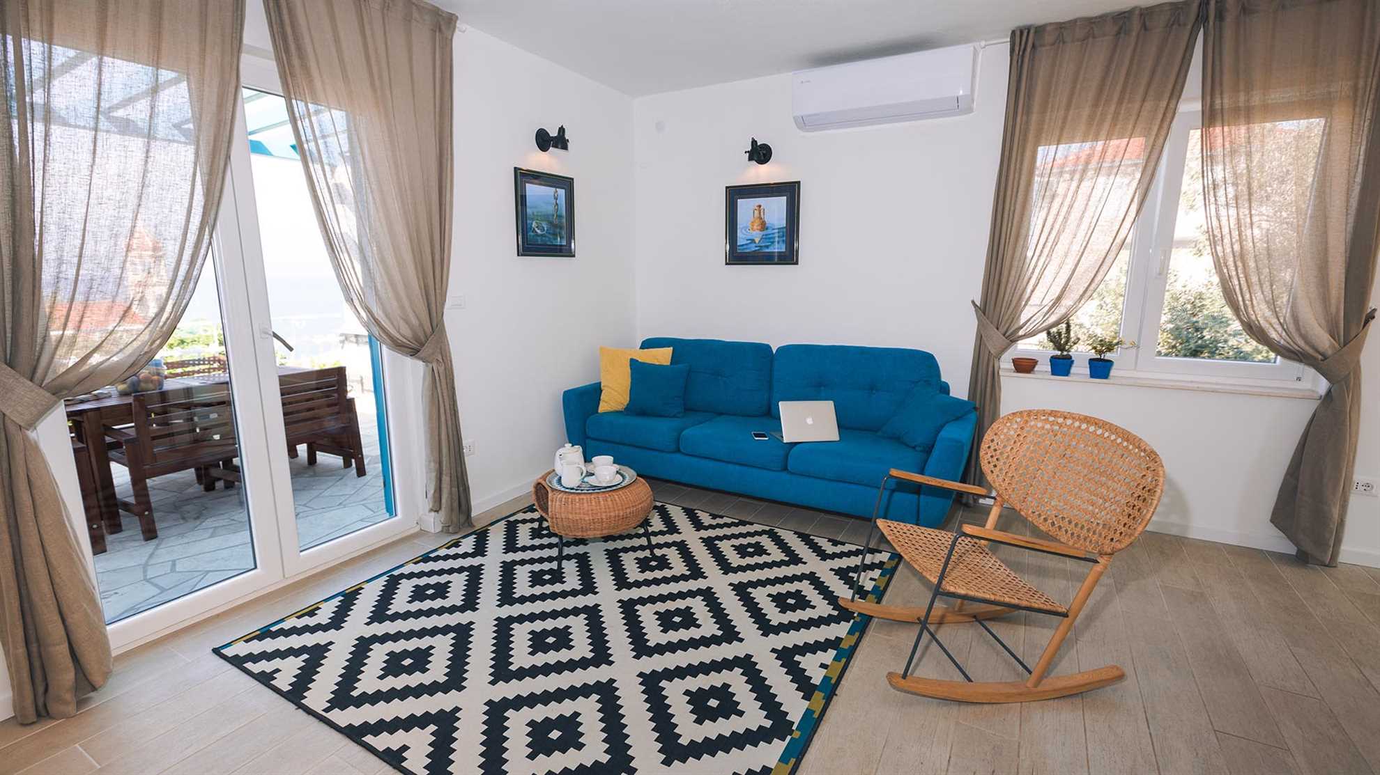 Charming villa with swimming pool in Sutivan