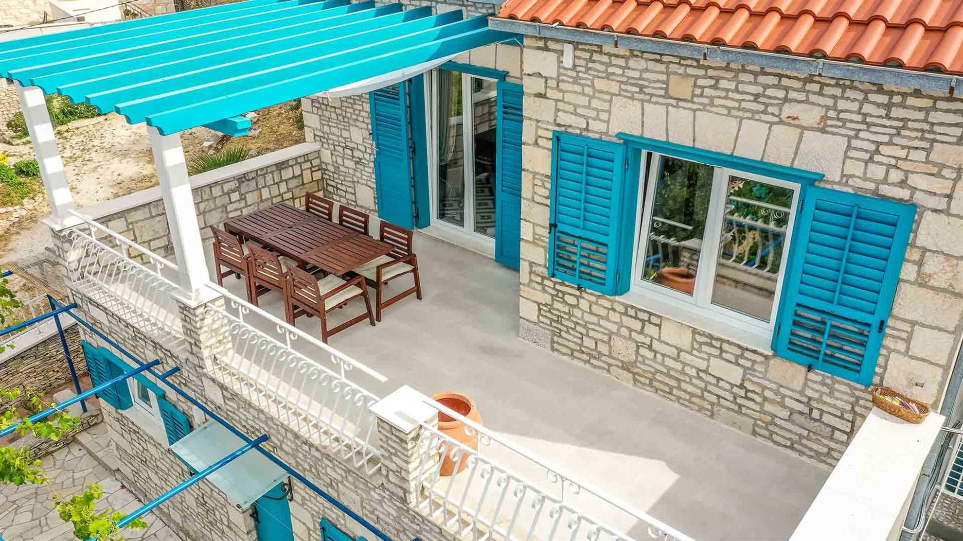 Charming villa with swimming pool in Sutivan