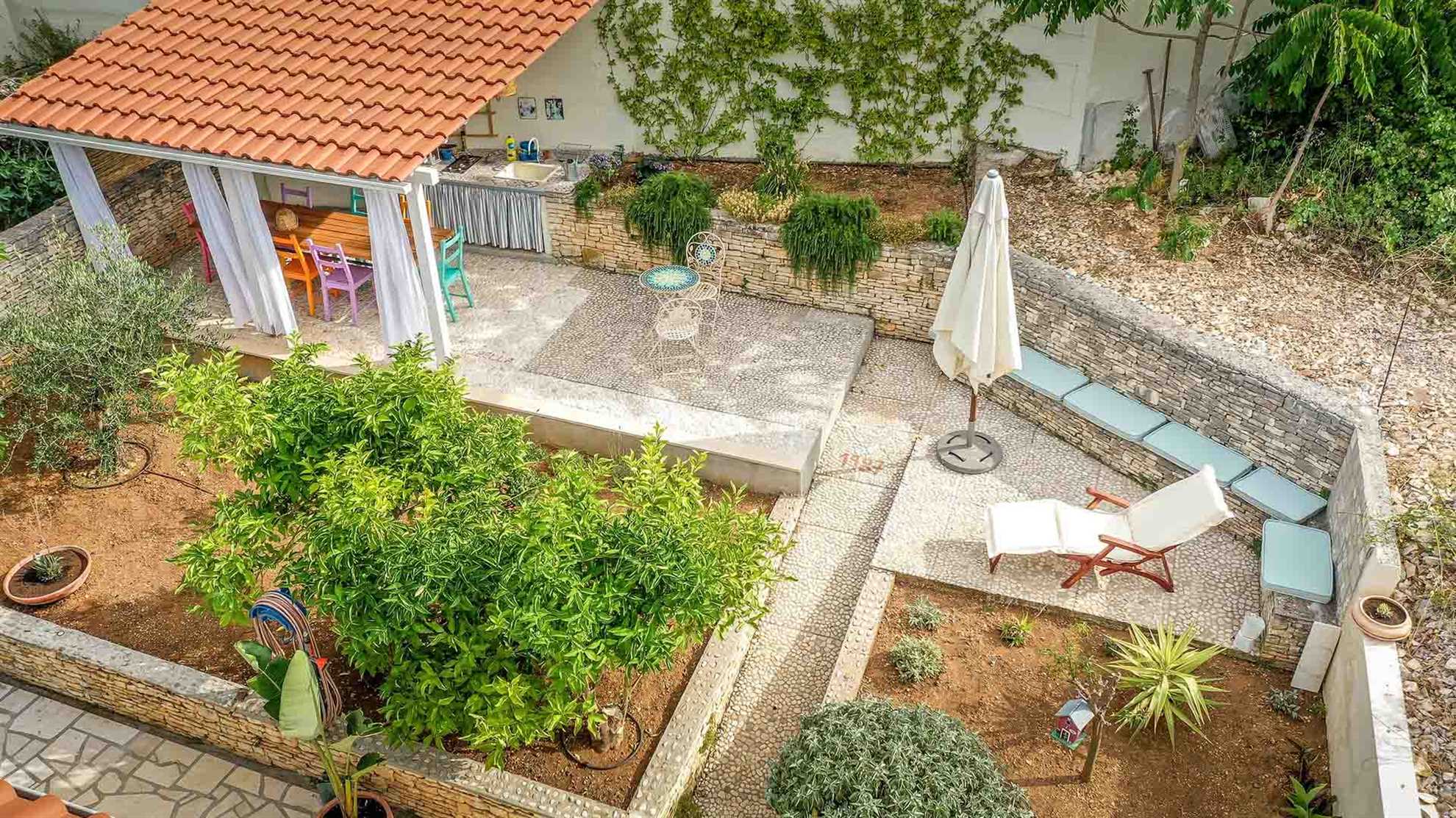 Charming villa with swimming pool in Sutivan