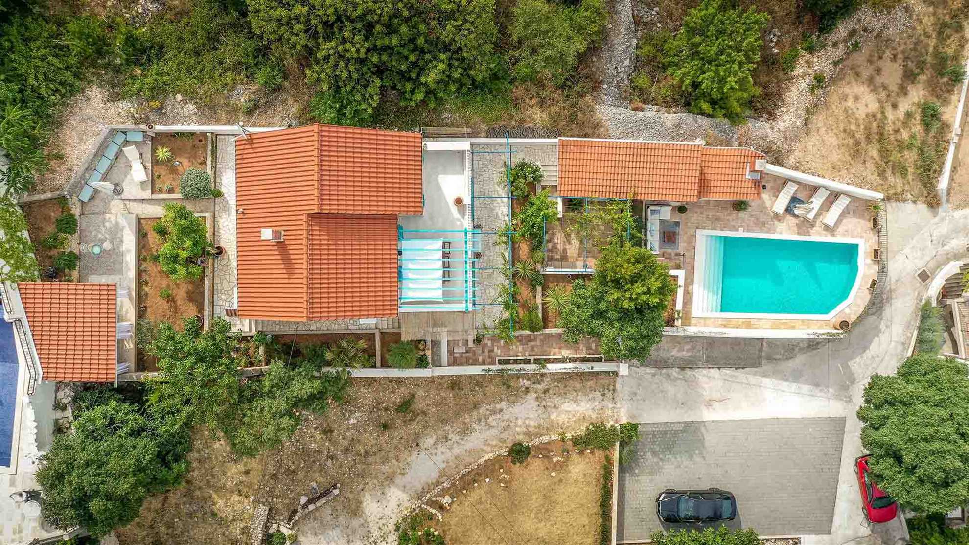 Charming villa with swimming pool in Sutivan