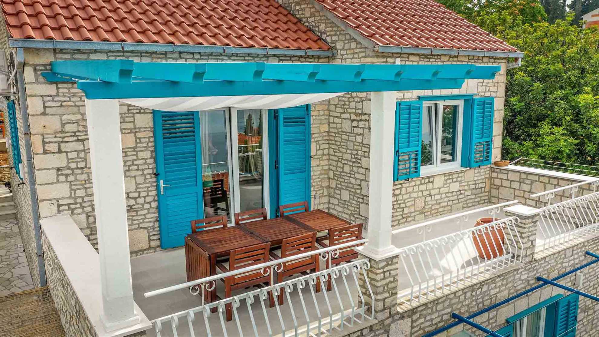 Charming villa with swimming pool in Sutivan