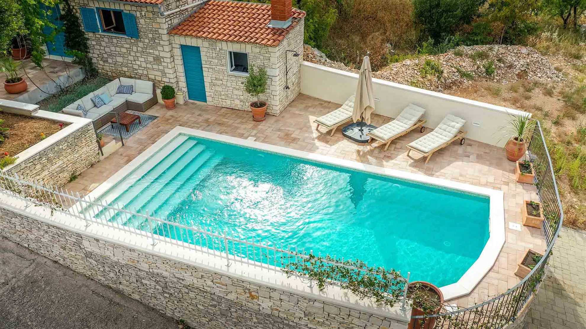 Charming villa with swimming pool in Sutivan