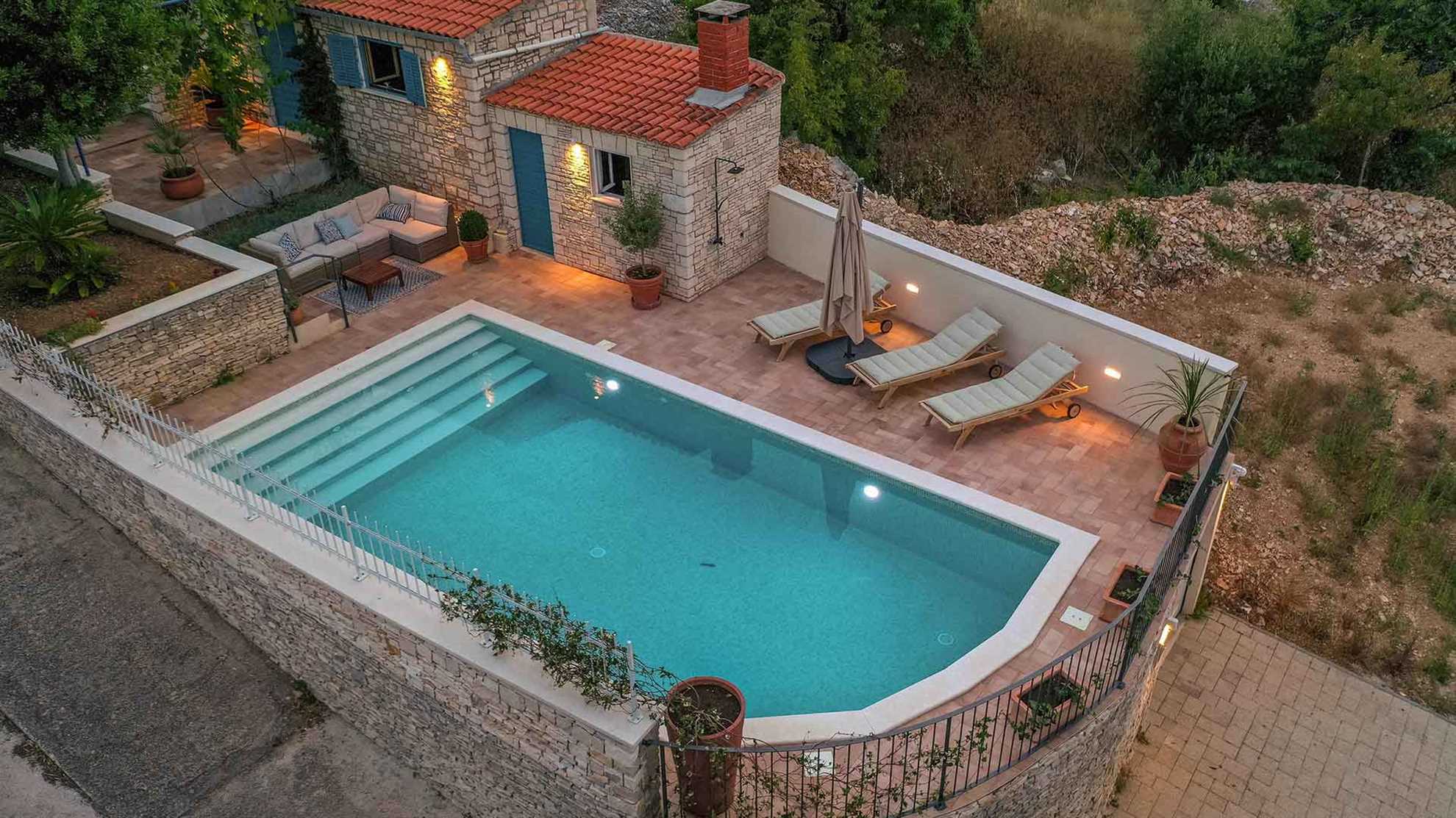 Charming villa with swimming pool in Sutivan